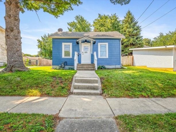 655 West Clark, FREEPORT, Illinois 61046, 2 Bedrooms Bedrooms, ,1 BathroomBathrooms,House,For Sale,West Clark,202604872