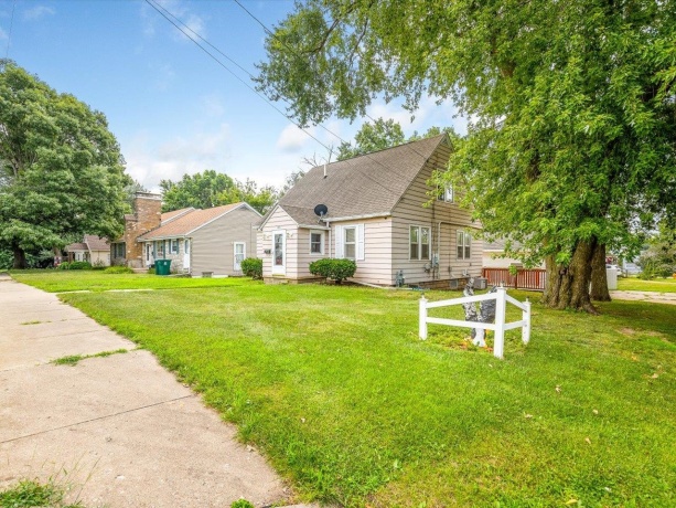 300 4th, ROCK FALLS, Illinois 61071, 3 Bedrooms Bedrooms, ,2 BathroomsBathrooms,House,For Sale,4th,202604895