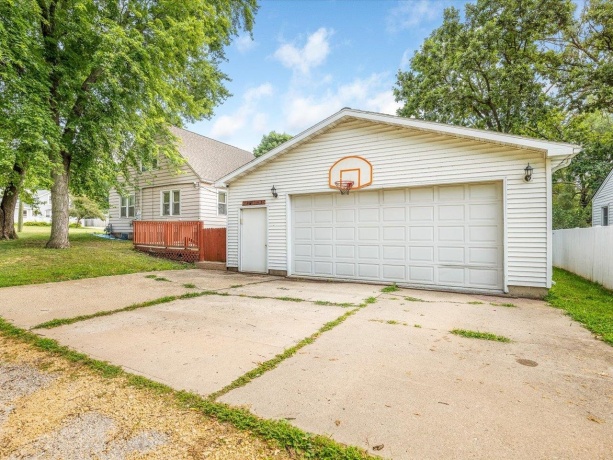 300 4th, ROCK FALLS, Illinois 61071, 3 Bedrooms Bedrooms, ,2 BathroomsBathrooms,House,For Sale,4th,202604895