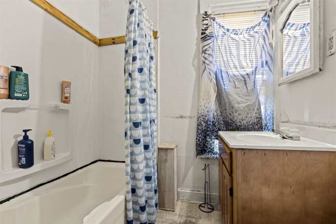 417 Longwood, ROCKFORD, Illinois 61107, 3 Bedrooms Bedrooms, ,1 BathroomBathrooms,House,For Sale,Longwood,202604984