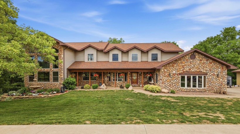 1763 St Catherine, BELLEVUE, Iowa 52031, 6 Bedrooms Bedrooms, ,4 BathroomsBathrooms,House,For Sale,St Catherine,202604989