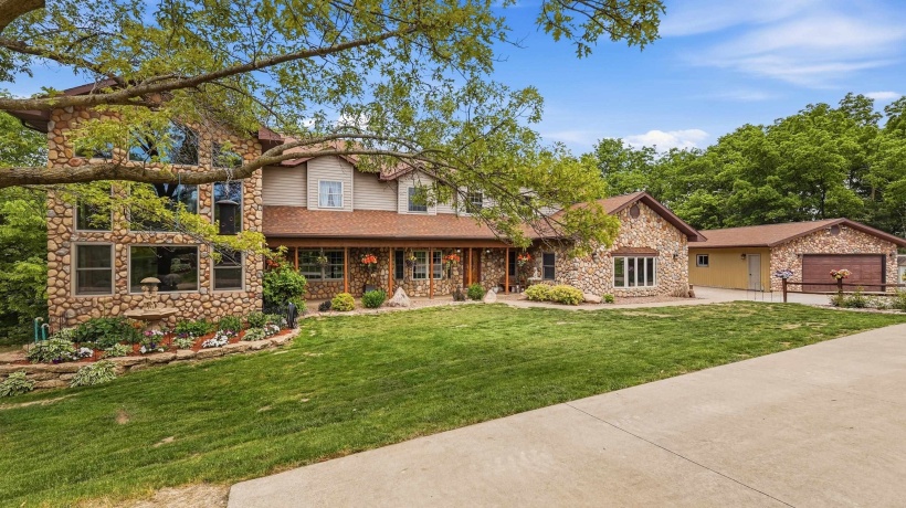 1763 St Catherine, BELLEVUE, Iowa 52031, 6 Bedrooms Bedrooms, ,4 BathroomsBathrooms,House,For Sale,St Catherine,202604989