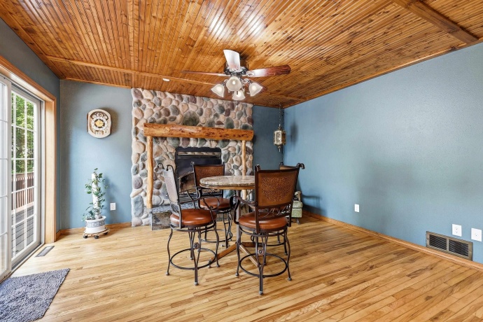 1763 St Catherine, BELLEVUE, Iowa 52031, 6 Bedrooms Bedrooms, ,4 BathroomsBathrooms,House,For Sale,St Catherine,202604989