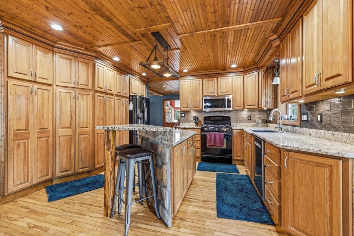 1763 St Catherine, BELLEVUE, Iowa 52031, 6 Bedrooms Bedrooms, ,4 BathroomsBathrooms,House,For Sale,St Catherine,202604989