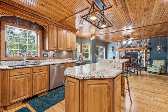 1763 St Catherine, BELLEVUE, Iowa 52031, 6 Bedrooms Bedrooms, ,4 BathroomsBathrooms,House,For Sale,St Catherine,202604989