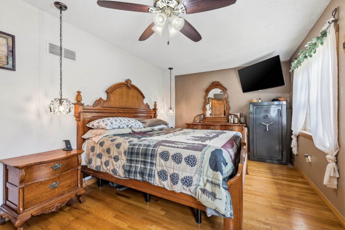 1763 St Catherine, BELLEVUE, Iowa 52031, 6 Bedrooms Bedrooms, ,4 BathroomsBathrooms,House,For Sale,St Catherine,202604989