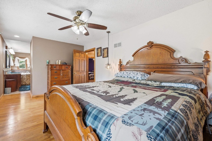 1763 St Catherine, BELLEVUE, Iowa 52031, 6 Bedrooms Bedrooms, ,4 BathroomsBathrooms,House,For Sale,St Catherine,202604989