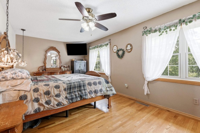 1763 St Catherine, BELLEVUE, Iowa 52031, 6 Bedrooms Bedrooms, ,4 BathroomsBathrooms,House,For Sale,St Catherine,202604989
