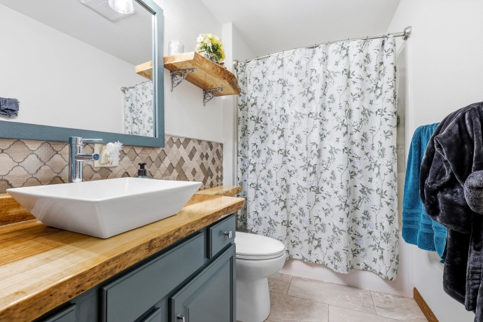 1763 St Catherine, BELLEVUE, Iowa 52031, 6 Bedrooms Bedrooms, ,4 BathroomsBathrooms,House,For Sale,St Catherine,202604989