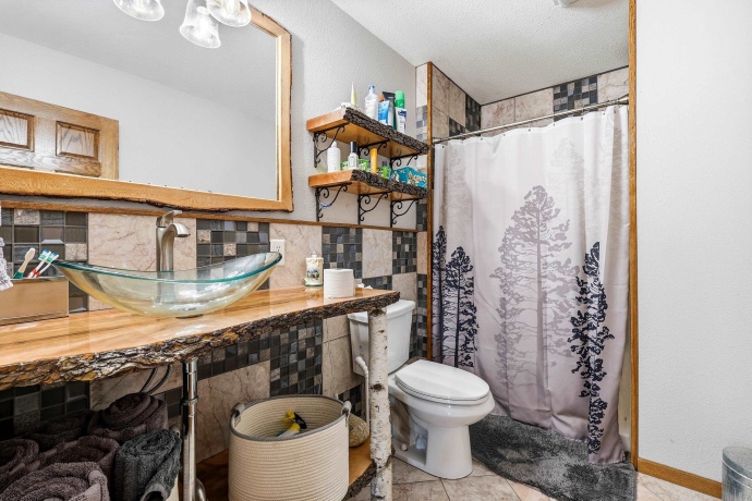 1763 St Catherine, BELLEVUE, Iowa 52031, 6 Bedrooms Bedrooms, ,4 BathroomsBathrooms,House,For Sale,St Catherine,202604989