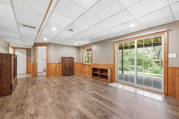 1763 St Catherine, BELLEVUE, Iowa 52031, 6 Bedrooms Bedrooms, ,4 BathroomsBathrooms,House,For Sale,St Catherine,202604989