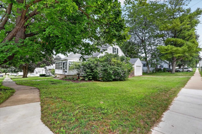 961 Jefferson, FREEPORT, Illinois 61032, 2 Bedrooms Bedrooms, ,1 BathroomBathrooms,House,For Sale,Jefferson,202604999