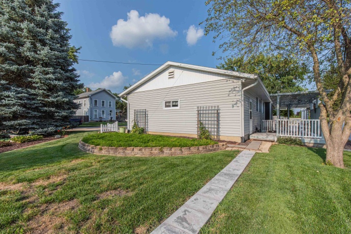 301 9th, MENDOTA, Illinois 61342, 3 Bedrooms Bedrooms, ,1 BathroomBathrooms,House,For Sale,9th,202605016