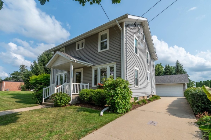 5 Lincoln, MOUNT MORRIS, Illinois 61054, 4 Bedrooms Bedrooms, ,1 BathroomBathrooms,House,For Sale,Lincoln,202605045