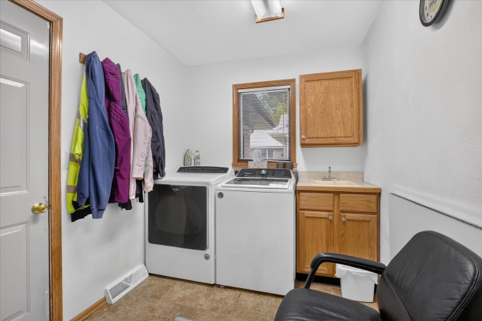 6633 Shadybrook, LOVES PARK, Illinois 61111, 3 Bedrooms Bedrooms, ,2 BathroomsBathrooms,House,For Sale,Shadybrook,202605130