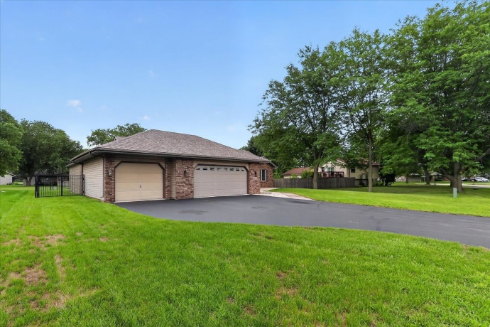 6633 Shadybrook, LOVES PARK, Illinois 61111, 3 Bedrooms Bedrooms, ,2 BathroomsBathrooms,House,For Sale,Shadybrook,202605130