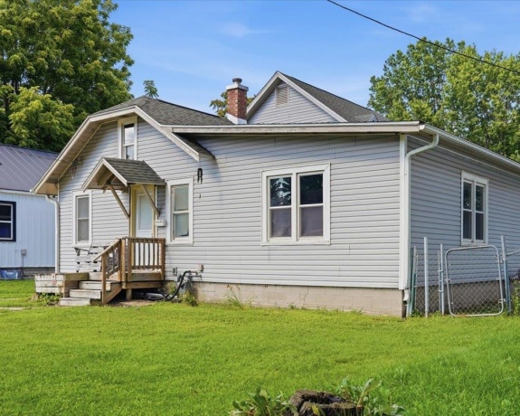 704 12th, STERLING, Illinois 61081, 3 Bedrooms Bedrooms, ,1 BathroomBathrooms,House,For Sale,12th,202604539