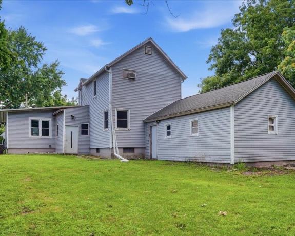 704 12th, STERLING, Illinois 61081, 3 Bedrooms Bedrooms, ,1 BathroomBathrooms,House,For Sale,12th,202604539
