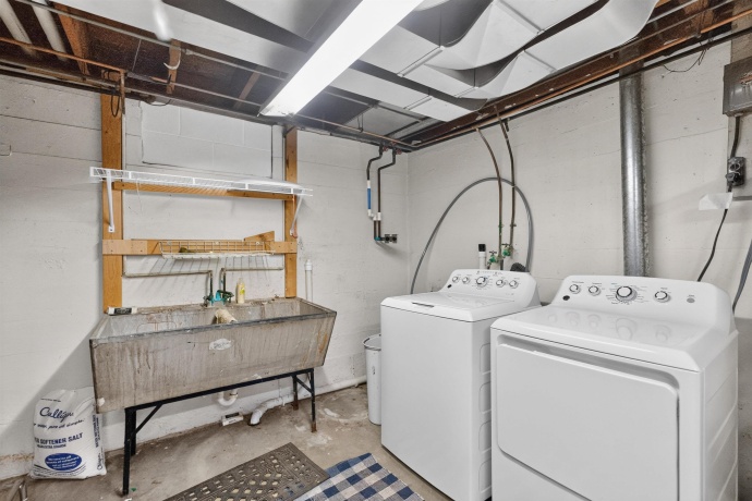905 Hennepin, DIXON, Illinois 61021, 3 Bedrooms Bedrooms, ,2 BathroomsBathrooms,House,For Sale,Hennepin,202603932