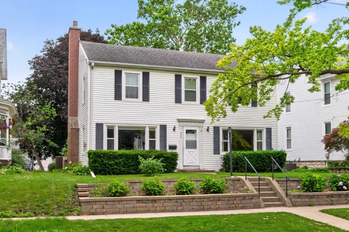 905 Hennepin, DIXON, Illinois 61021, 3 Bedrooms Bedrooms, ,2 BathroomsBathrooms,House,For Sale,Hennepin,202603932