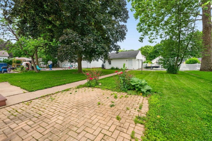905 Hennepin, DIXON, Illinois 61021, 3 Bedrooms Bedrooms, ,2 BathroomsBathrooms,House,For Sale,Hennepin,202603932