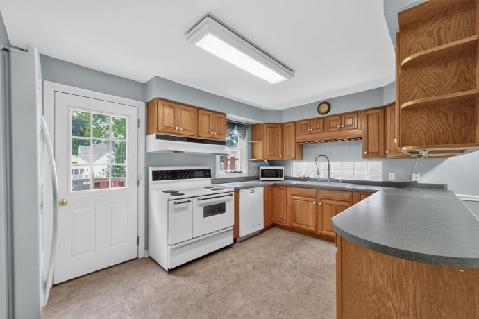 905 Hennepin, DIXON, Illinois 61021, 3 Bedrooms Bedrooms, ,2 BathroomsBathrooms,House,For Sale,Hennepin,202603932