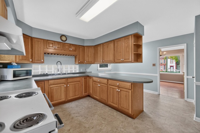 905 Hennepin, DIXON, Illinois 61021, 3 Bedrooms Bedrooms, ,2 BathroomsBathrooms,House,For Sale,Hennepin,202603932