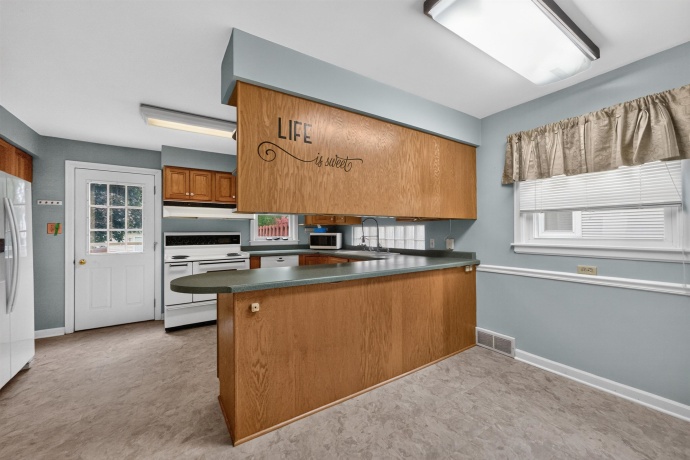 905 Hennepin, DIXON, Illinois 61021, 3 Bedrooms Bedrooms, ,2 BathroomsBathrooms,House,For Sale,Hennepin,202603932