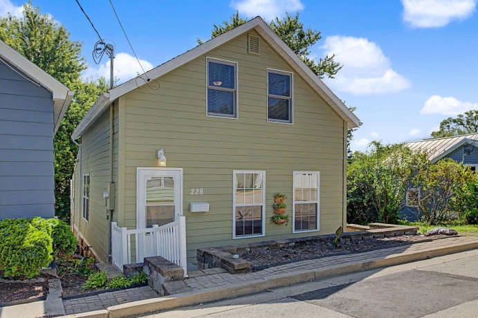 228 Poplar, GALENA, Illinois 61036, 2 Bedrooms Bedrooms, ,2 BathroomsBathrooms,House,For Sale,Poplar,202605325
