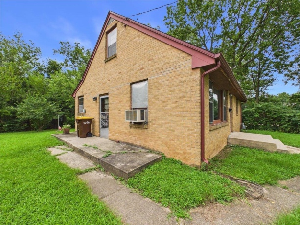 1524 Victoria, ROCKFORD, Illinois 61102, 2 Bedrooms Bedrooms, ,1 BathroomBathrooms,House,For Sale,Victoria,202605328
