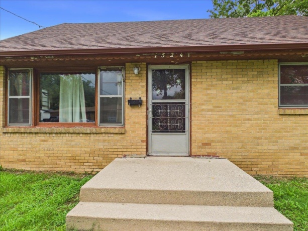 1524 Victoria, ROCKFORD, Illinois 61102, 2 Bedrooms Bedrooms, ,1 BathroomBathrooms,House,For Sale,Victoria,202605328