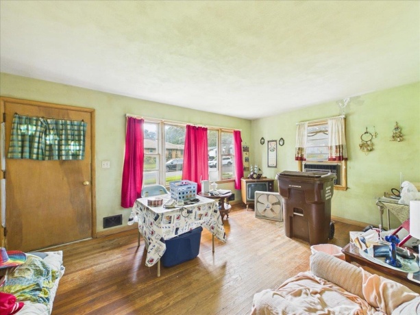 1524 Victoria, ROCKFORD, Illinois 61102, 2 Bedrooms Bedrooms, ,1 BathroomBathrooms,House,For Sale,Victoria,202605328