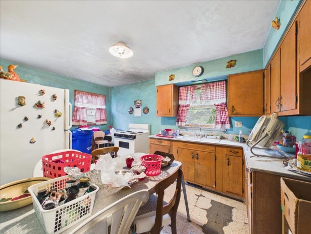 1524 Victoria, ROCKFORD, Illinois 61102, 2 Bedrooms Bedrooms, ,1 BathroomBathrooms,House,For Sale,Victoria,202605328