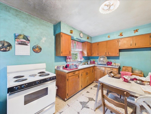 1524 Victoria, ROCKFORD, Illinois 61102, 2 Bedrooms Bedrooms, ,1 BathroomBathrooms,House,For Sale,Victoria,202605328