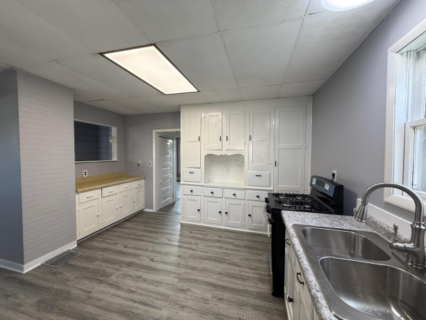 934 Garden, FREEPORT, Illinois 61032, 3 Bedrooms Bedrooms, ,1 BathroomBathrooms,House,For Sale,Garden,202605354