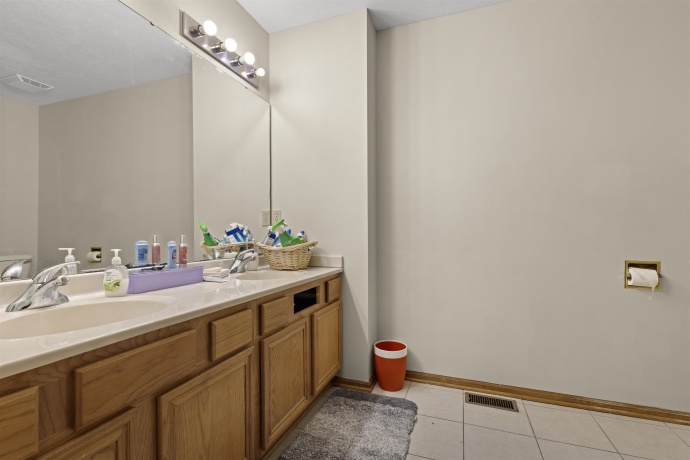 6456 Oak Crest, LOVES PARK, Illinois 61111, 2 Bedrooms Bedrooms, ,2 BathroomsBathrooms,Condominium,For Sale,Oak Crest,202605383